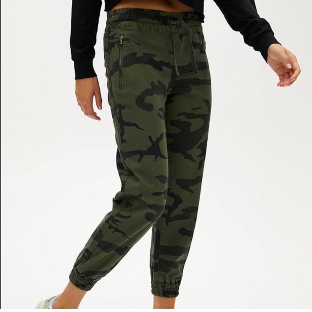 ARITZIA TNA CAMO PANTS
